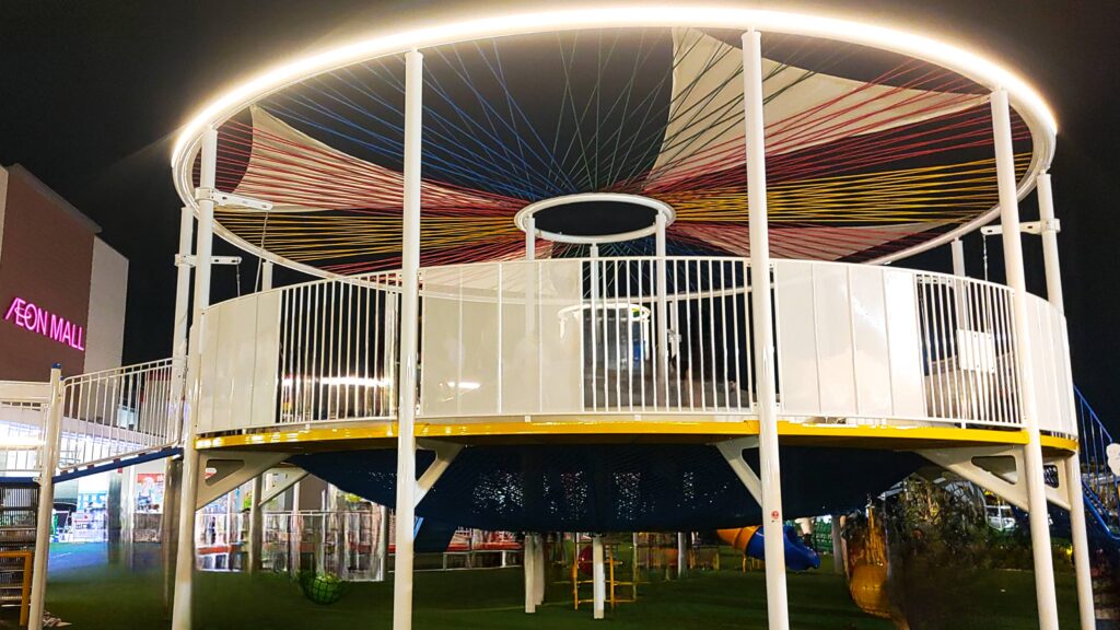 トランポリンの下