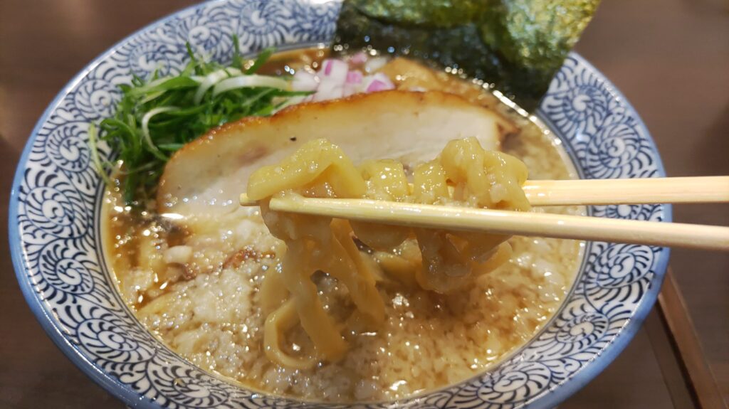 背脂煮干しらあめん極太麺